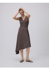 Reserved - Asymetryczna sukienka midi - beżowy. Kolor: beżowy. Materiał: dzianina, wiskoza. Typ sukienki: asymetryczne. Długość: midi #1