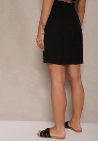 Renee - Czarne Szorty z Wiskozy High Waist Ozdobione Paskiem Lumilirae. Okazja: na co dzień. Stan: podwyższony. Kolor: czarny. Materiał: wiskoza. Wzór: aplikacja. Sezon: lato. Styl: elegancki, casual #5