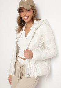 Born2be - Biała Kurtka z Kapturem Ozdobiona Przeszyciami i Sznurkami Boledia. Okazja: na co dzień. Typ kołnierza: kaptur. Kolor: biały. Materiał: jeans. Wzór: aplikacja. Styl: casual #2