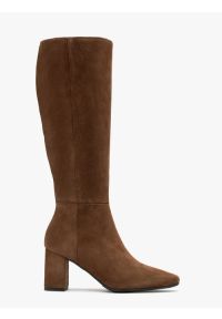 Ryłko - Brązowe kozaki ze skóry welurowej na słupkowym obcasie. Zapięcie: zamek. Kolor: brązowy. Materiał: skóra, welur. Szerokość cholewki: szeroka. Obcas: na obcasie. Styl: street. Wysokość obcasa: średni #1