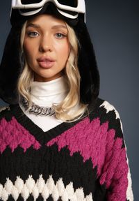 Renee - Fuksjowy Oversize Sweter z Trójkątnym Dekoltem z Ozdobnej Dzianiny Klinerda. Kolor: różowy. Materiał: dzianina. Wzór: kolorowy. Sezon: zima, jesień #4