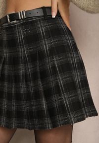 Renee - Czarne Trapezowe Spódnico-Spodenki Plisowane z Wiskozą High Waist w Kratę z Paskiem Filiana. Okazja: na co dzień. Stan: podwyższony. Kolor: czarny. Materiał: wiskoza. Styl: elegancki, casual #3