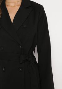 Born2be - Czarna Sukienka o Fasonie Marynarki Dwurzędowa z Poduszkami w Ramionach i Paskiem Sinseli. Kolor: czarny #4