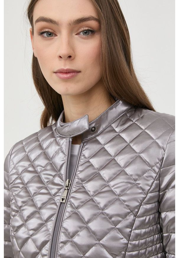 Guess kurtka damska kolor srebrny przejściowa. Okazja: na co dzień. Kolor: srebrny. Materiał: tkanina. Wzór: gładki. Styl: casual