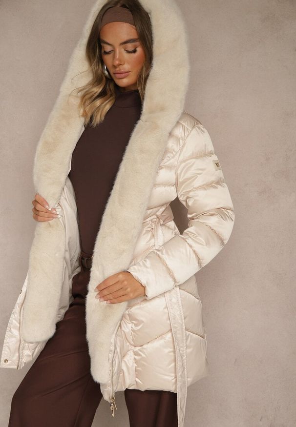 Renee - Beżowa Kurtka z Pikowanym Przeszyciami Wiązanym Paskiem i Kapturem z Futrem Fenida. Kolor: beżowy. Materiał: futro. Styl: elegancki