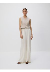 Reserved - Kamizelka z ozdobnymi guzikami - beżowy. Kolor: beżowy. Materiał: wiskoza, tkanina #1