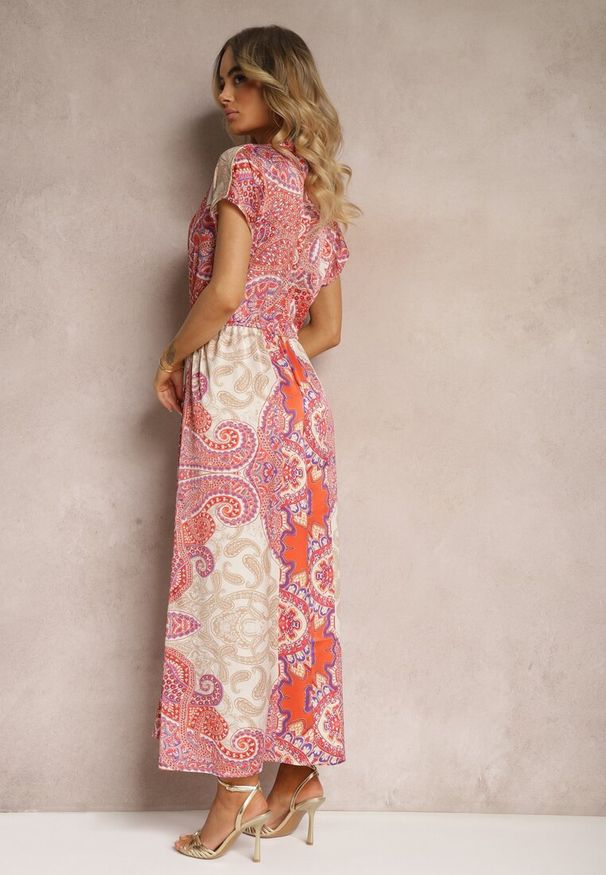 Renee - Różowo-Beżowa Sukienka Boho o Rozkloszowanym Kroju Ściągana w Talii Dimirrah. Okazja: na co dzień, na imprezę, na spacer. Typ kołnierza: dekolt w kształcie V. Kolor: różowy. Wzór: aplikacja. Typ sukienki: rozkloszowane. Materiał: skóra. Długość rękawa: krótki rękaw. Sezon: lato. Styl: boho