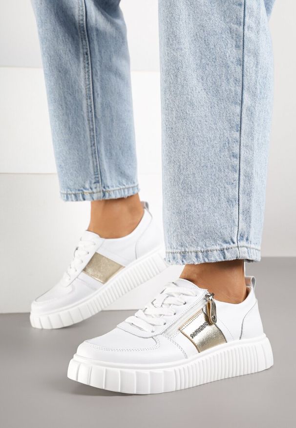 Renee - Białe Sneakersy ze Skóry Naturalnej z Metalicznym Zdobieniem Zorentee. Okazja: na spacer, na co dzień. Kolor: biały. Materiał: skóra. Wzór: aplikacja. Sport: turystyka piesza