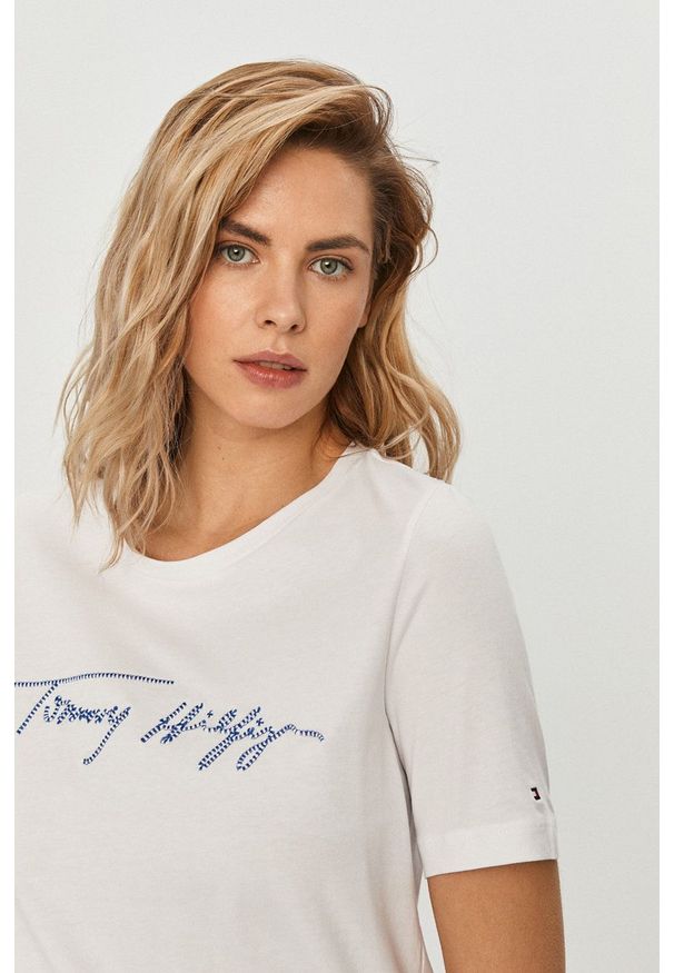 TOMMY HILFIGER - Tommy Hilfiger - T-shirt. Okazja: na co dzień. Kolor: biały. Wzór: aplikacja. Styl: casual