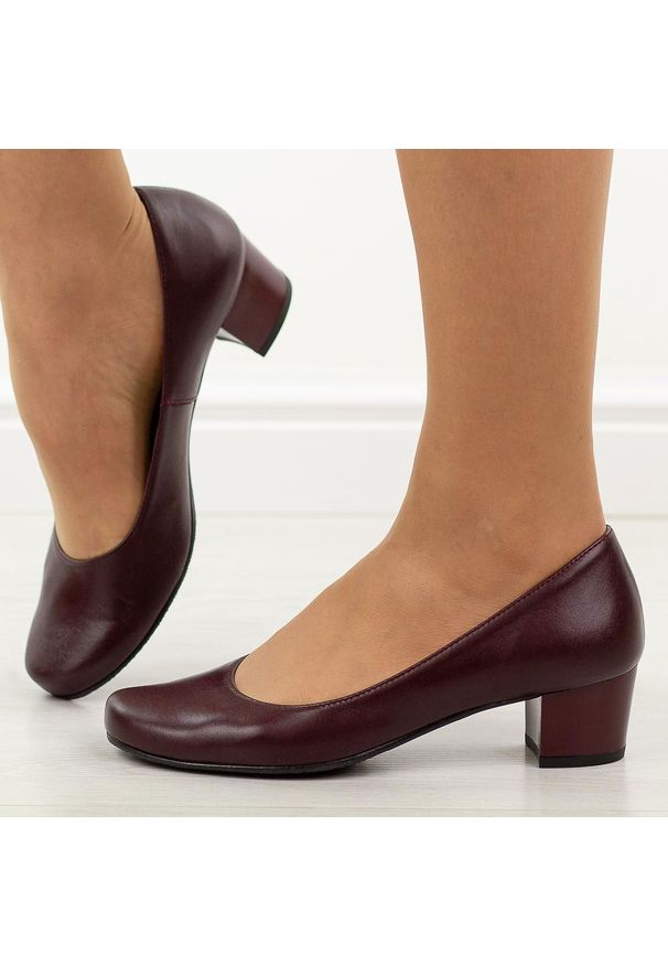Bordowe Polskie czółenka damskie Gregors 702. Okazja: na co dzień. Kolor: czerwony. Materiał: skóra. Szerokość cholewki: normalna. Obcas: na obcasie. Styl: casual, elegancki, klasyczny. Wysokość obcasa: niski