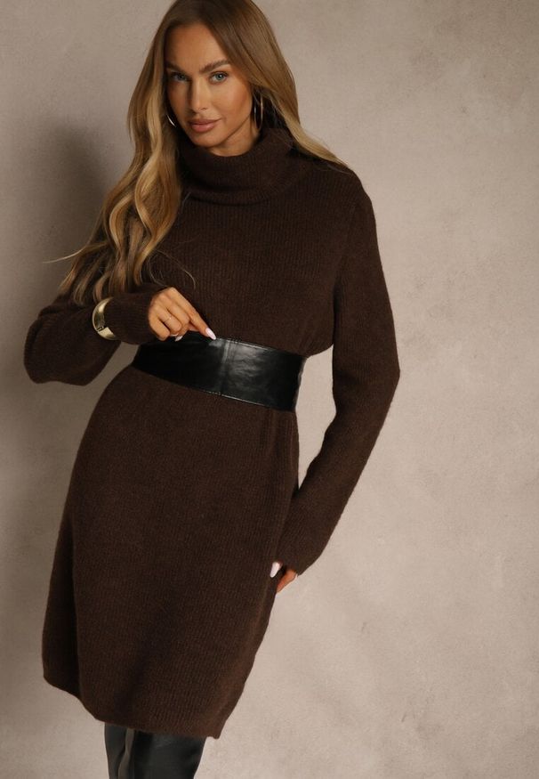 Renee - Brązowa Sweterkowa Sukienka Golf z Wełną i Wiskozą Fedorina. Okazja: na co dzień. Typ kołnierza: golf. Kolor: brązowy. Materiał: wełna, wiskoza. Typ sukienki: oversize. Styl: casual. Długość: midi