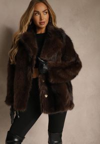 Renee - Brązowa Jednorzędowa Kurtka Futerko z Szerokim Kołnierzem Tesandra. Okazja: na co dzień. Kolor: brązowy. Materiał: futro. Styl: casual, klasyczny, retro #3