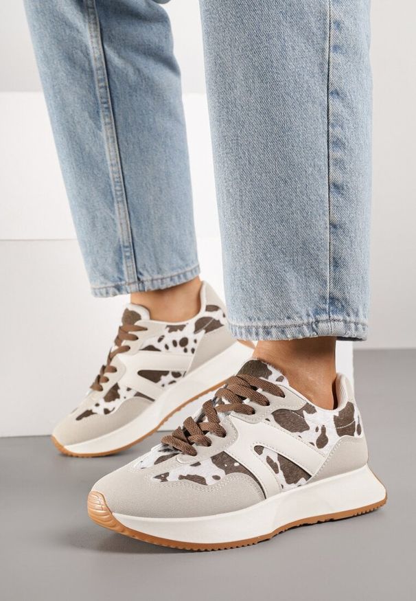 Renee - Beżowo-Brązowe Sneakersy na Płaskiej Podeszwie z Geometryczną Wstawką i Wzorem w Krowie Łaty Sewla. Kolor: beżowy. Materiał: jeans. Wzór: geometria. Obcas: na płaskiej podeszwie