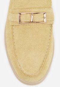 Born2be - Żółte Mokasyny z Prostokątną Metaliczną Ozdobą Aeleorane. Nosek buta: okrągły. Zapięcie: klamry. Kolor: żółty. Materiał: skóra, zamsz. Wzór: aplikacja. Obcas: na obcasie. Styl: klasyczny. Wysokość obcasa: niski #8