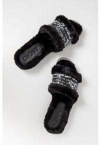 DKNY - Dkny Klapki K1147656 damskie kolor czarny. Kolor: czarny. Materiał: materiał, guma. Obcas: na obcasie. Wysokość obcasa: niski #5