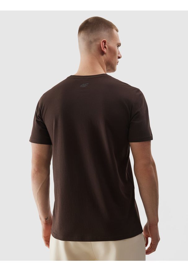 4f - 4F T-shirt regular z bawełny organicznej z nadrukiem męski - brązowy S. Okazja: na co dzień. Kolor: brązowy. Materiał: bawełna. Długość rękawa: krótki rękaw. Długość: krótkie. Wzór: nadruk. Styl: casual, klasyczny, sportowy