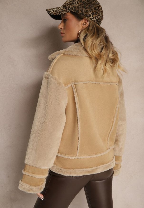 Renee - Beżowa Ocieplona Kurtka Biker z Futerkiem i Asymetrycznym Zapięciem Lioyana. Okazja: na co dzień, na imprezę. Kolor: beżowy. Materiał: futro. Styl: casual, elegancki