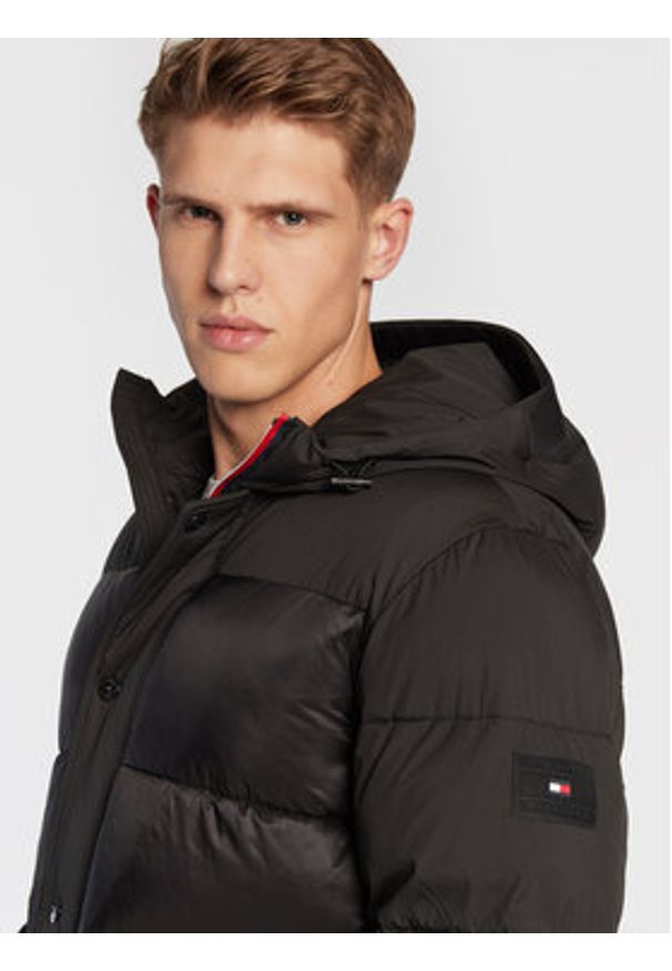 TOMMY HILFIGER - Tommy Hilfiger Kurtka zimowa MW0MW28723 Czarny Regular Fit. Kolor: czarny. Materiał: syntetyk. Sezon: zima
