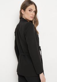 Born2be - Czarna Marynarka Jednorzędowa z Ozdobnym Paskiem i Klapami Orianella. Okazja: do pracy, na spotkanie biznesowe. Kolor: czarny. Materiał: jeans. Styl: elegancki, biznesowy #7