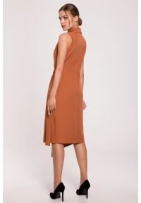 Sukienki.shop - Sukienka marynarka na lato bez rękawów żakietowa brązowa. Okazja: na spotkanie biznesowe, na komunię, na ślub cywilny, do pracy, na wesele. Kolor: czerwony, brązowy. Długość rękawa: bez rękawów. Sezon: lato. Typ sukienki: asymetryczne. Styl: biznesowy, wizytowy #3