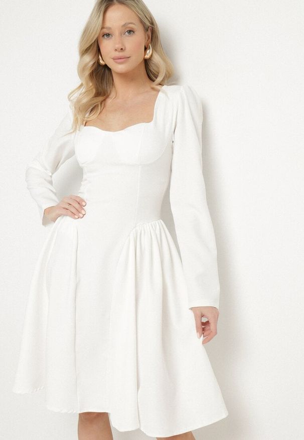 Born2be - Biała Rozkloszowana Sukienka z Usztywnianymi Miseczkami Tillimara. Kolor: biały. Typ sukienki: dopasowane