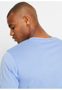 bonprix - T-shirt z dekoltem w serek, w optyce dwuwarstwowego. Typ kołnierza: dekolt w serek. Kolor: niebieski. Wzór: aplikacja #3