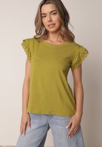 Born2be - Ciemnozielona Bluzka z Bawełny z Ażurowymi Falbankami Zamiast Rękawów Vodelia. Typ kołnierza: kołnierz z falbankami. Kolor: zielony. Materiał: bawełna. Wzór: ażurowy #1