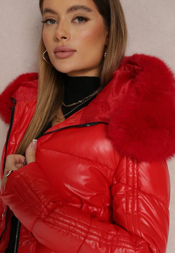 Renee - Czerwona Kurtka Taliowana z Futrzanym Kapturem Collo. Kolor: czerwony. Materiał: futro. Wzór: aplikacja. Sezon: zima, jesień
