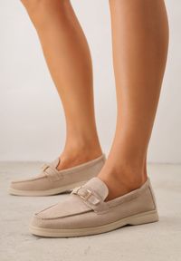 Born2be - Ciemnobeżowe Mokasyny z Prostokątną Metaliczną Ozdobą Aeleorane. Nosek buta: okrągły. Zapięcie: klamry. Kolor: beżowy. Materiał: zamsz, skóra. Wzór: aplikacja. Obcas: na obcasie. Styl: klasyczny. Wysokość obcasa: niski #1