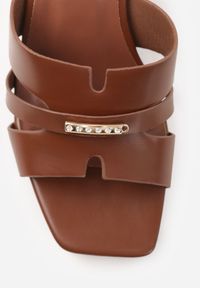 Born2be - Brązowe Klapki na Słupku z Kwadratowym Noskiem i Metaliczną Aplikacją Sivrinah. Okazja: na co dzień. Kolor: brązowy. Materiał: jeans. Wzór: aplikacja. Sezon: lato. Obcas: na słupku. Styl: casual, elegancki, klasyczny #4