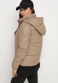 Born2be - Ciemnobeżowa Pikowana Kurtka o Prostym Kroju z Kapturem i Kieszeniami Leolea. Okazja: na co dzień, na spacer. Typ kołnierza: kaptur. Kolor: beżowy. Materiał: jeans. Sezon: zima. Styl: casual #4