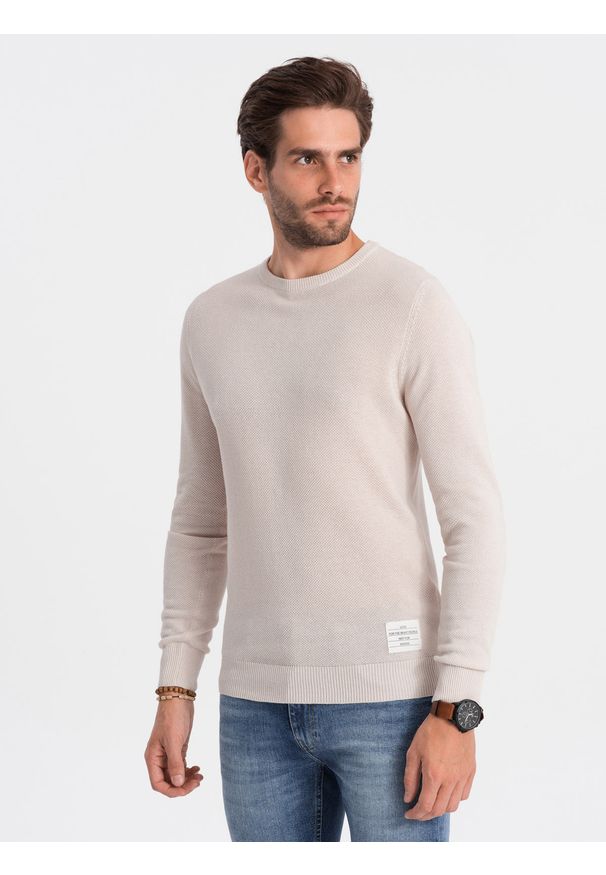 Ombre Clothing - Sweter męski z teksturą i półokrągłym dekoltem - beżowy V6. Kolor: beżowy. Materiał: akryl, bawełna. Długość rękawa: długi rękaw. Długość: długie. Wzór: aplikacja