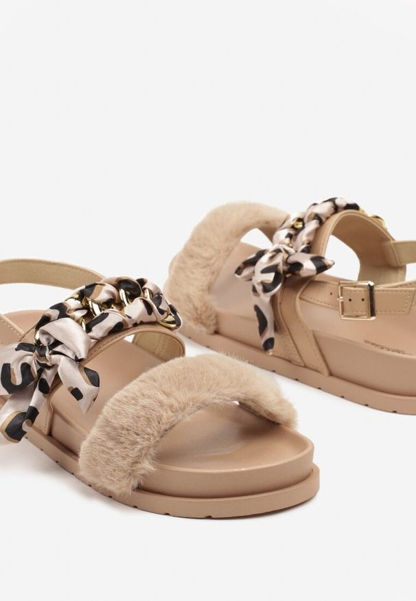 Renee - Ciemnobeżowe Sandały Ozdobione Wiązaniem i Futerkiem Senelira. Okazja: na co dzień, na spacer, na imprezę. Zapięcie: sprzączka. Kolor: beżowy. Wzór: aplikacja. Materiał: futro. Sezon: lato. Obcas: na obcasie. Styl: klasyczny, casual, elegancki. Wysokość obcasa: niski