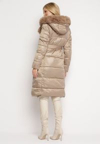 Born2be - Beżowa Pikowana Kurtka za Kolano z Ozdobnym Futerkiem Velveti. Kolor: beżowy. Materiał: futro. Wzór: aplikacja #4