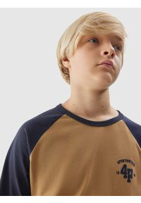 4f - T-shirt z nadrukiem chłopięcy - beżowy. Kolor: beżowy. Materiał: bawełna. Długość rękawa: krótki rękaw. Wzór: nadruk