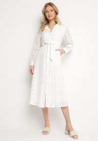 Born2be - Biała Koszulowa Sukienka z Ażurowym Wzorem i Paskiem Tanithiea. Okazja: na co dzień. Typ kołnierza: kołnierzyk klasyczny. Kolor: biały. Materiał: bawełna. Długość rękawa: długi rękaw. Wzór: ażurowy. Typ sukienki: koszulowe. Styl: klasyczny, casual, elegancki #1