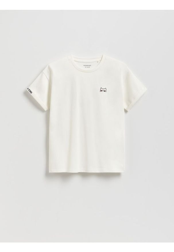 Reserved - Bawełniany t-shirt z haftem - złamana biel. Materiał: bawełna. Wzór: haft