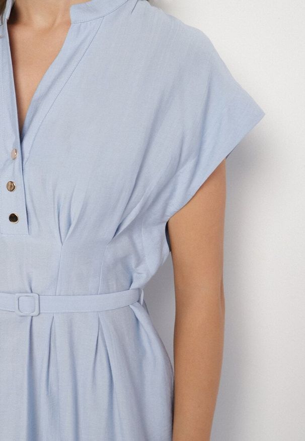 Born2be - Niebieska Sukienka z Wiskozy o Rozkloszowanym Kroju z Paskiem Sepina. Okazja: na co dzień. Typ kołnierza: dekolt w serek. Kolor: niebieski. Materiał: wiskoza. Długość rękawa: krótki rękaw. Wzór: aplikacja. Sezon: lato. Styl: klasyczny, casual, elegancki