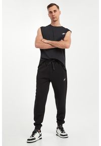 Plein Sport - Spodnie dresowe męskie PLEIN SPORT. Materiał: dresówka. Styl: sportowy #1