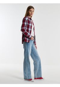 Big-Star - Koszula damska klasyczna w kratę czerwona Sotimi 603. Kolor: czerwony. Materiał: jeans, dzianina, materiał, skóra. Wzór: kratka. Styl: klasyczny