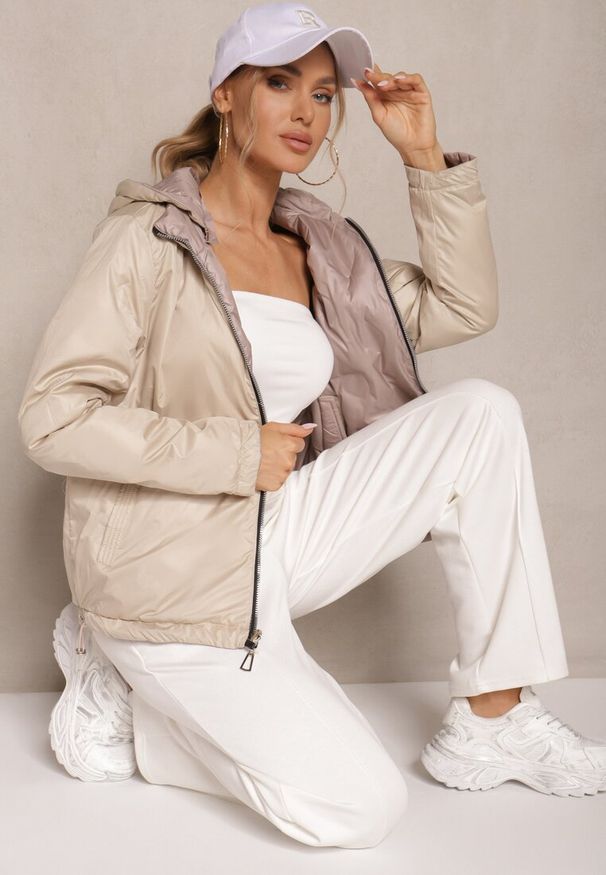 Renee - Ciemnobeżowa Dwustronna Kurtka z Pikowanymi Przeszyciami i Odpinanym Kapturem Zelirelle. Okazja: na co dzień, na spacer. Kolor: beżowy. Materiał: jeans. Wzór: gładki. Styl: elegancki, casual