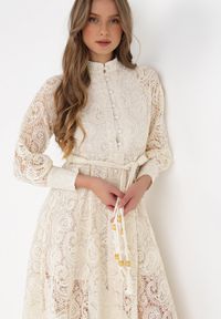 Born2be - Jasnobeżowa Sukienka Eudoreia. Typ kołnierza: kołnierzyk stójkowy. Kolor: beżowy. Wzór: ażurowy, aplikacja. Typ sukienki: rozkloszowane. Materiał: bawełna, materiał, koronka. Długość rękawa: długi rękaw. Sezon: lato. Styl: elegancki, boho. Długość: midi #2