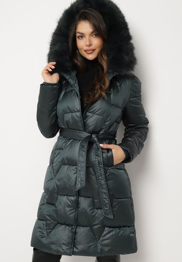 Born2be - Ciemnozielona Pikowana Kurtka o Długim Kroju Ozdobiona Paskiem i Odpinanym Futerkiem Milirra. Okazja: na spacer. Kolor: zielony. Materiał: futro. Długość: długie. Wzór: aplikacja. Styl: wizytowy, elegancki