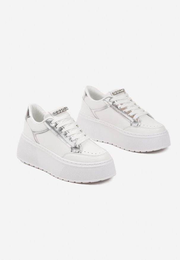 Renee - Białe Sneakersy na Platformie Ozdobione Przeszyciami Tatoretia. Okazja: na co dzień. Kolor: biały. Materiał: jeans. Wzór: aplikacja. Obcas: na platformie