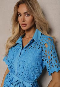 Renee - Niebieska Koszulowa Sukienka Midi z Ażurowym Zdobieniem Tatrasi. Kolor: niebieski. Materiał: koronka, materiał. Długość rękawa: krótki rękaw. Wzór: aplikacja, ażurowy. Typ sukienki: koszulowe. Długość: midi #4