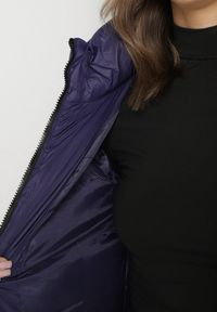 Born2be - Granatowa Pikowana Kurtka Przejściowa o Prostym Kroju z Kapturem Amindrie. Okazja: na co dzień, na spacer. Typ kołnierza: kaptur. Kolor: niebieski. Materiał: jeans, poliester. Styl: klasyczny, casual, elegancki #6