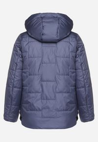 Born2be - Niebieska Pikowana Kurtka z Kapturem i Ozdobnymi Suwakami Tulirisa. Okazja: na co dzień. Typ kołnierza: kaptur. Kolekcja: plus size. Kolor: niebieski. Materiał: jeans. Styl: sportowy, casual #4