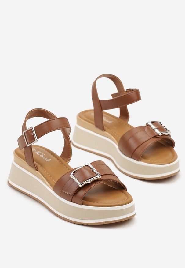 Born2be - Brązowe Sandały na Niskim Koturnie z Ozdobną Klamerką Ziare. Okazja: na co dzień. Kolor: brązowy. Obcas: na koturnie. Styl: casual, elegancki