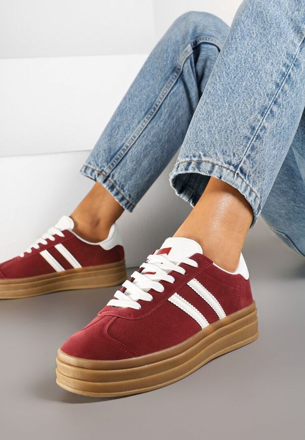 Renee - Bordowe Klasyczne Sneakersy na Niewysokiej Platformie Terilee. Okazja: na co dzień. Kolor: czerwony. Materiał: jeans. Wzór: aplikacja. Obcas: na platformie