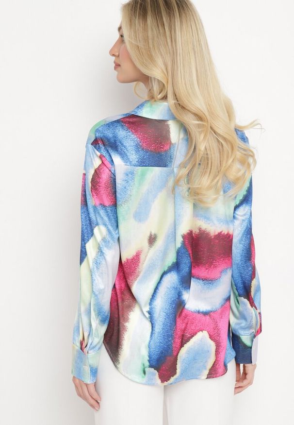 Born2be - Niebiesko-Różowa Koszula w Abstrakcyjny Wzór Tie-Dye Ivarte. Okazja: na spotkanie biznesowe. Kolor: niebieski. Materiał: jeans, wiskoza. Styl: biznesowy, elegancki